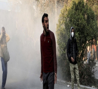 تقديرات: احتجاجات إيران بدأت بصراع الأجنحة بين روحاني والمحافظين ثم خرجت عن السيطرة
