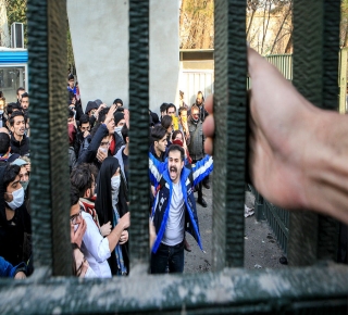 حلَ الفساد محلَ الثورة: انتفاضة فقراء إيران فاجأت الملالي والمثقفين والمعارضين