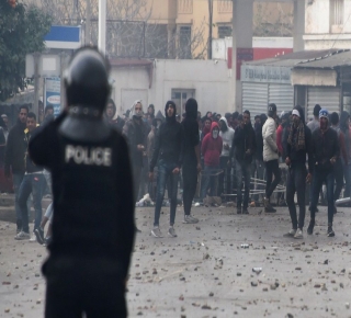أرهقتهم برفع الأسعار والضرائب: فشل حكومات ما بعد الثورة في تخفيف مأساة التونسيين