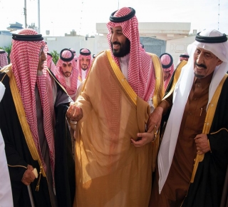 مع تزايد الضغط الخارجي: الملك يدعم شرعية ابنه بالجولات الداخلية ويُظهر أنه الحاكم الحقيقي