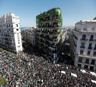 خيارات الحكم في الجزائر محدودة: الحراك الشعبي رافض لأي خطوة سياسية قبل رحيل العصابة