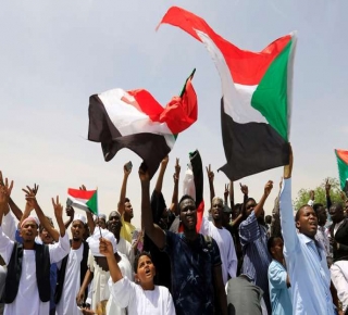 ضغط الشارع متواصل: السعودية والإمارات تدفعان نحو إبقاء السودان تحت سيطرة الجيش