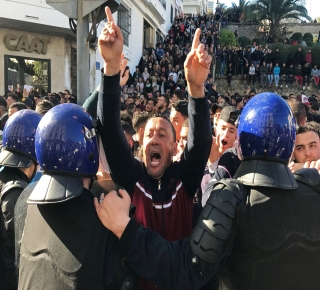 الحراك الشعبي في الجزائر يُلهب الصراع بين أجنحة الحكم: قادة الجيش قد يختار تسليم الحكم إلى