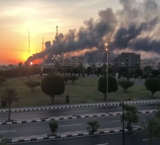 كيف اخترق مناطق حساسة: خفض الإنتاج إلى النصف بعد أن هاجم الحوثي قلب صناعة النفط السعودي